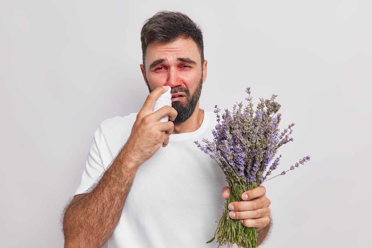 Pri alergickej nádche je typické časté kýchanie, kašeľ, svrbenie podnebia a očí.
